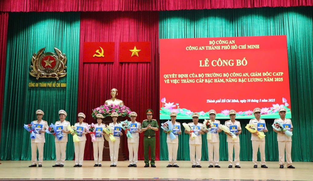 Thăng bậc hàm, nâng bậc lương cho 5.000 cán bộ, chiến sĩ Công an TPHCM - 1 Thăng bậc hàm, nâng bậc lương cho 5.000 cán bộ, chiến sĩ Công an TPHCM - 1