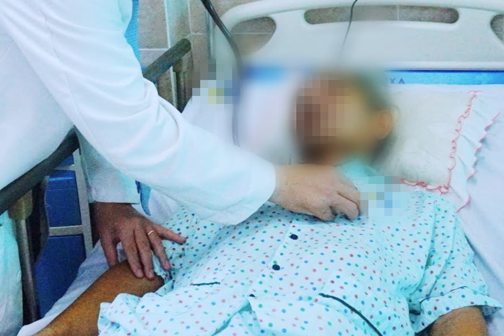 Tự mua thuốc uống trị đau bụng, người đàn ông nguy kịch vì thủng ruột - 1 Tự mua thuốc uống trị đau bụng, người đàn ông nguy kịch vì thủng ruột - 1