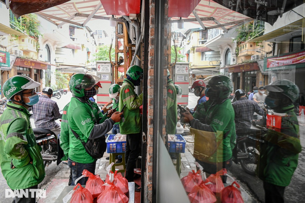 Hàng quán giữa làn sóng Covid-19: Bán mang về vẫn khó trăm bề - 2 Hàng quán giữa làn sóng Covid-19: Bán mang về vẫn khó trăm bề - 2