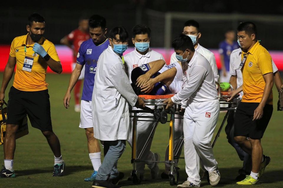Hùng Dũng gãy gập chân kinh hoàng, HLV Park Hang Seo lo sốt vó - 6
