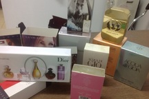 Bắt giữ gần 1.000 lọ nước hoa nghi giả nhãn hiệu nổi tiếng