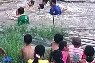 Trường dùng tre, lưới… làm hồ dạy bơi cho học sinh