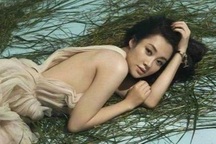 Sắc vóc rực rỡ và gợi cảm của "Nhậm Doanh Doanh" Hứa Tình ở tuổi 52