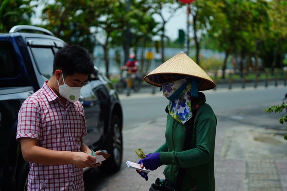 Hỗ trợ gạo cho 1.500 người bán vé số lẻ chống dịch Covid-19 - 1