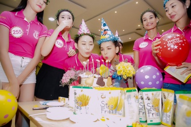 Thí sinh Hoa hậu Việt Nam oà khóc khi được tổ chức sinh nhật