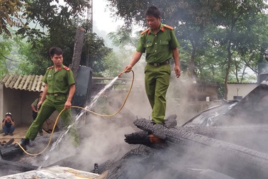 Lửa thiêu rụi ngôi nhà sàn trong trụ sở UBND xã