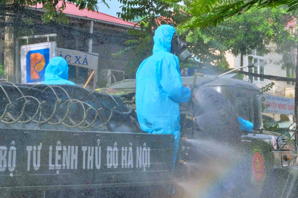 Hà Nội: Quân đội khử khuẩn ổ dịch thị trấn Quốc Oai - 1 Hà Nội: Quân đội khử khuẩn ổ dịch thị trấn Quốc Oai - 1
