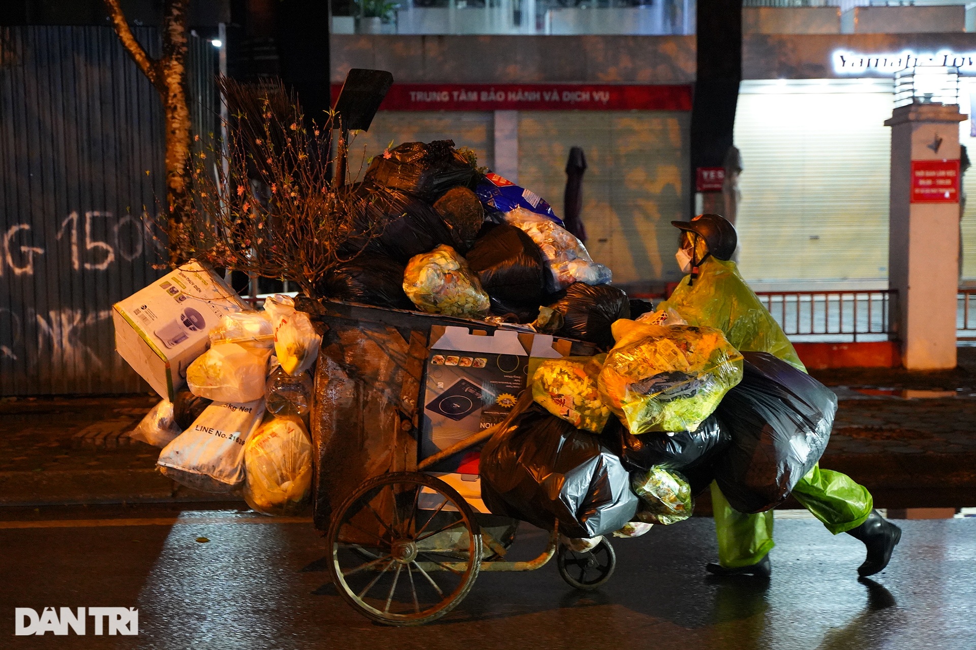 Người dân đốt lửa sưởi ấm, chật vật mưu sinh xuyên đêm trong mưa rét kỷ lục - 2 Người dân đốt lửa sưởi ấm, chật vật mưu sinh xuyên đêm trong mưa rét kỷ lục - 2