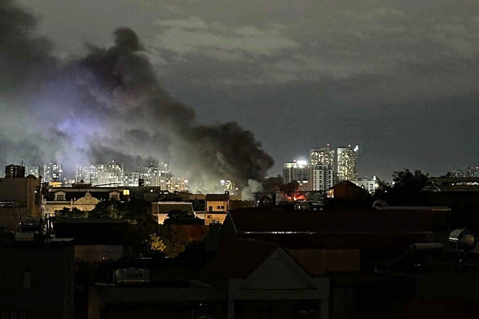 Cháy cửa hàng máy phun rửa xe ở Hà Nội - 2 Cháy cửa hàng máy phun rửa xe ở Hà Nội - 2