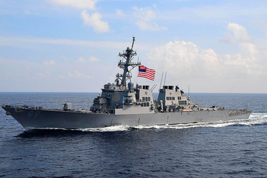 Mỹ cáo buộc xuồng vũ trang Iran tìm cách "làm mù" chiến hạm Washington