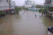 Nước sông TP Huế dâng cao gây ngập lụt nhiều tuyến đường