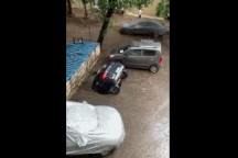 Kinh hoàng khoảnh khắc ô tô bị "hố tử thần" nuốt chửng