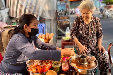 Mâm bánh mì có tên lạ "xíu mại cù lao" núp góc chợ, bán vèo 200 cái ở TPHCM