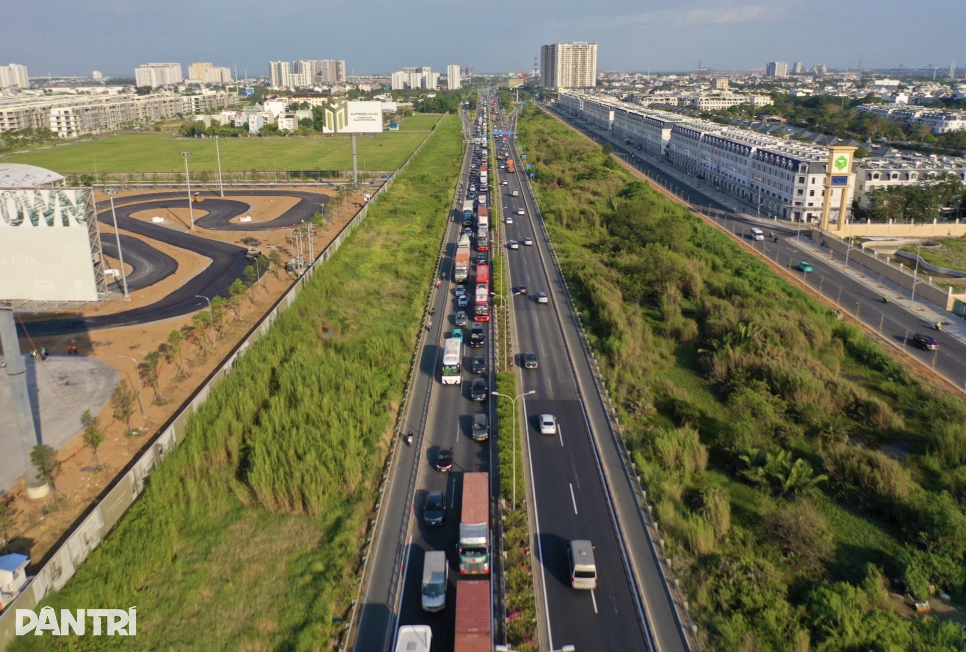 Nhiều tuyến đường ở TPHCM kẹt cứng do người dân nghỉ Tết Tây sớm - 8 Nhiều tuyến đường ở TPHCM kẹt cứng do người dân nghỉ Tết Tây sớm - 8