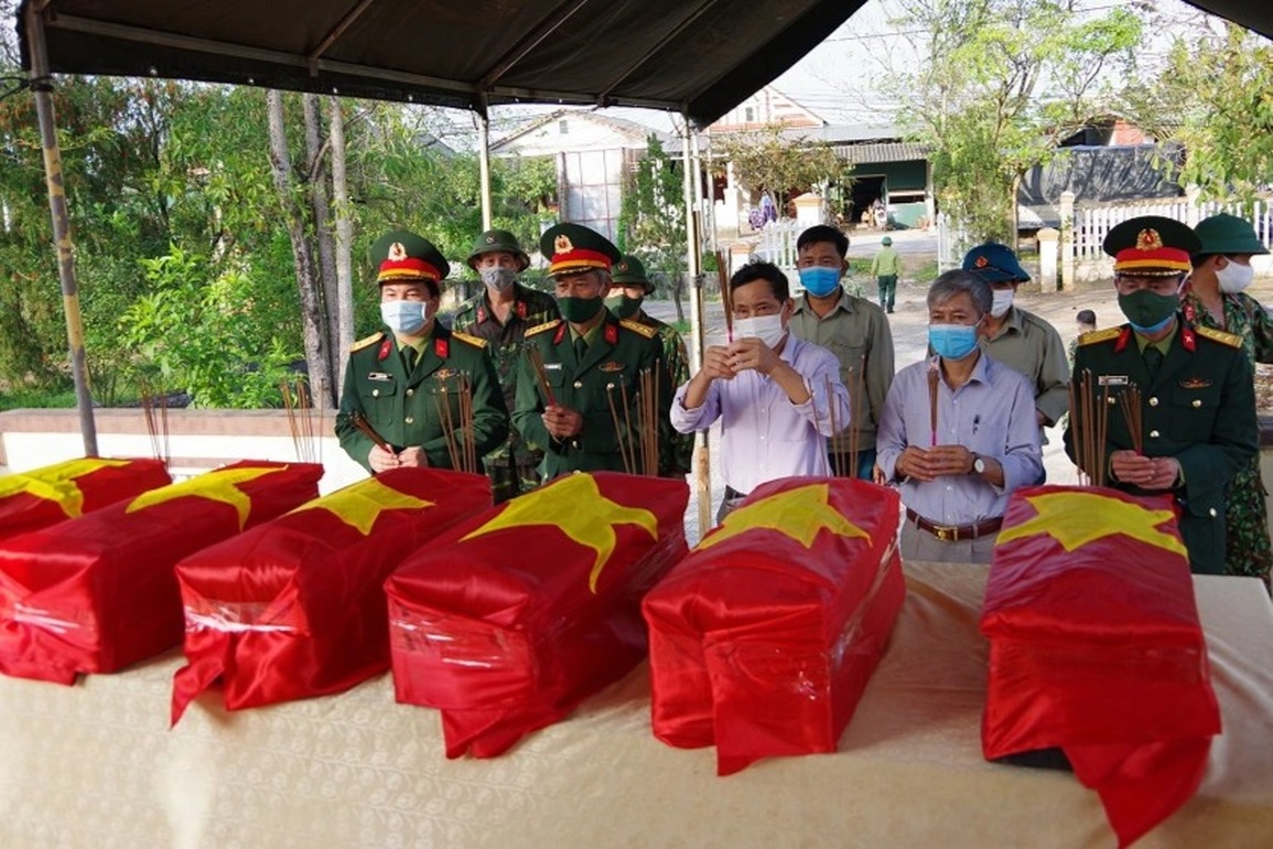 Quy tập nhiều hài cốt liệt sĩ cùng các di vật - 1 Quy tập nhiều hài cốt liệt sĩ cùng các di vật - 1