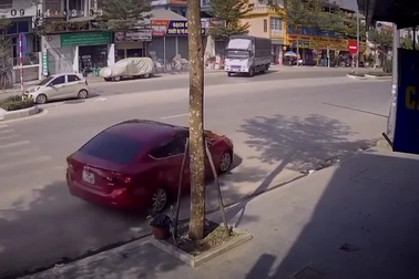 Ô tô phóng nhanh, mất lái gây nên tình huống drift bất đắc dĩ trên đường