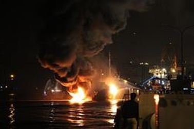 Lai dắt tàu xăng bị cháy về khu an toàn, chống tràn dầu ra sông