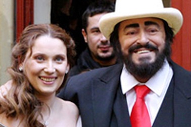 Vợ cố danh ca Pavarotti đi kiện bạn chồng