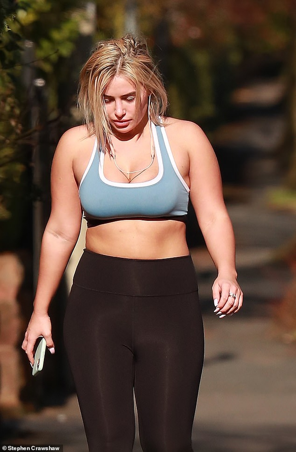 Rhian Sugden giản dị đeo găng tay ra phố - 7 Rhian Sugden giản dị đeo găng tay ra phố - 7