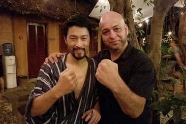 Johnny Trí Nguyễn tiếp Flores tại võ đường Liên Phong