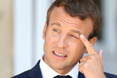 Sau chiến thắng vang dội, tỷ lệ ủng hộ Tổng thống Pháp xuống thấp kỷ lục