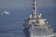 Iran đe dọa đóng cửa eo biển Hormuz, nã rocket gần tàu sân bay Mỹ