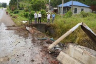 Lật xe bồn ở Lâm Đồng, hóa chất tràn ra môi trường