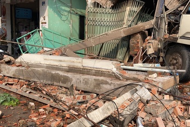 Xe tải húc bay hàng loạt phương tiện, tông sập nhà dân