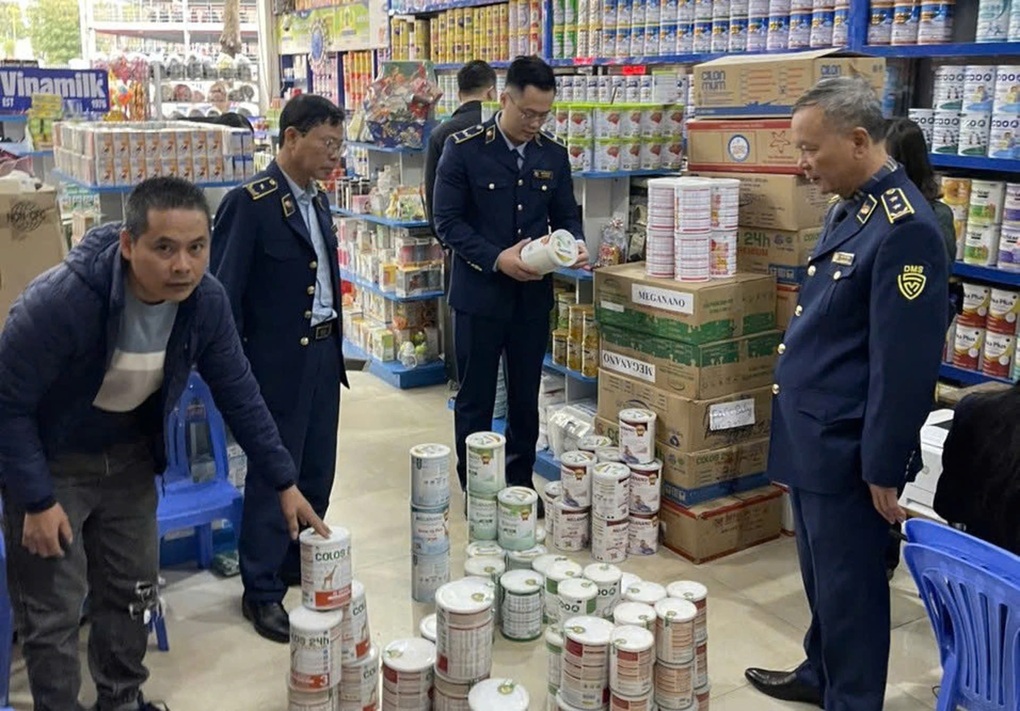 Hà Nội đột xuất kiểm tra các cơ sở kinh doanh sữa, thực phẩm chức năng - 1 Hà Nội đột xuất kiểm tra các cơ sở kinh doanh sữa, thực phẩm chức năng - 1