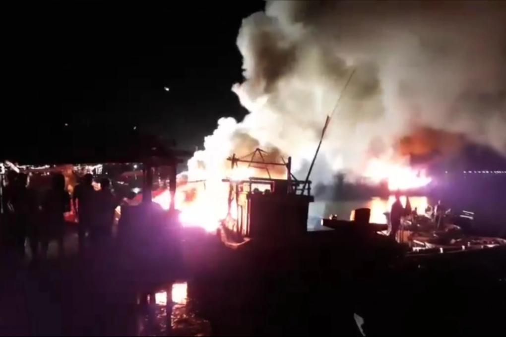 4 tàu cá bất ngờ bốc cháy ngùn ngụt  - 1 4 tàu cá bất ngờ bốc cháy ngùn ngụt  - 1