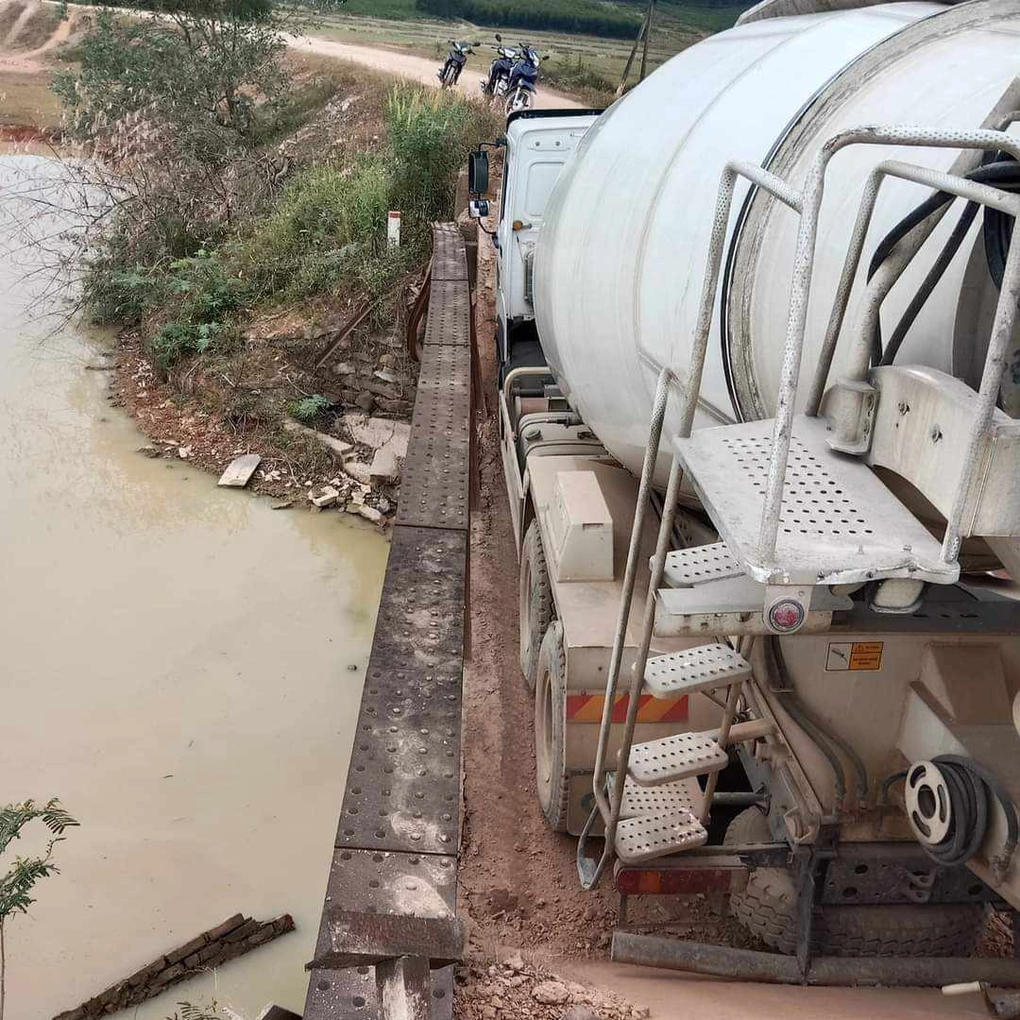 Xe chở bê tông đè sập cầu dân sinh - 2 Xe chở bê tông đè sập cầu dân sinh - 2