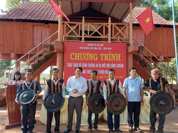 Ban Chỉ đạo công tác Dân tộc - Tôn giáo huyện Bù Đốp đã trao bộ cồng chiêng tặng đồng bào dân tộc thiểu số S'tieng tại thôn Thiện Cư, xã Thiện Hưng.
