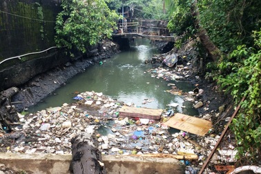 Không ngăn được dân xả rác, chính quyền đề nghị sửa kênh thành cống