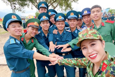 BTV Hoàng Linh "Chúng tôi là chiến sĩ" tiết lộ kỉ niệm xúc động dịp 22/12