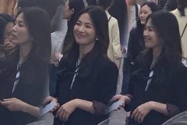 Song Hye Kyo "đốn tim" người hâm mộ với ảnh chụp trộm