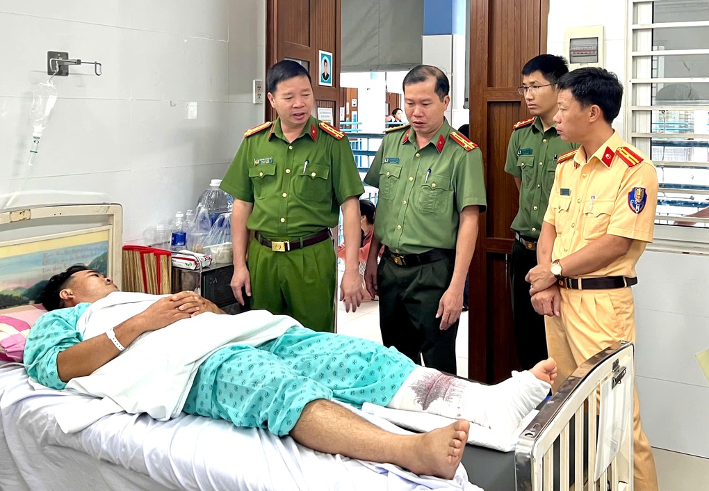 Bị tuýt còi, người đi xe máy tông thẳng vào CSGT ở Lâm Đồng - 1 Bị tuýt còi, người đi xe máy tông thẳng vào CSGT ở Lâm Đồng - 1