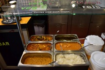 Nhà hàng buffet cho khách ăn uống thỏa thích theo khả năng, trả tiền tùy ý