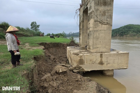 Trụ cầu treo bị nước lũ khoét sâu, người dân nơm nớp lo mất an toàn