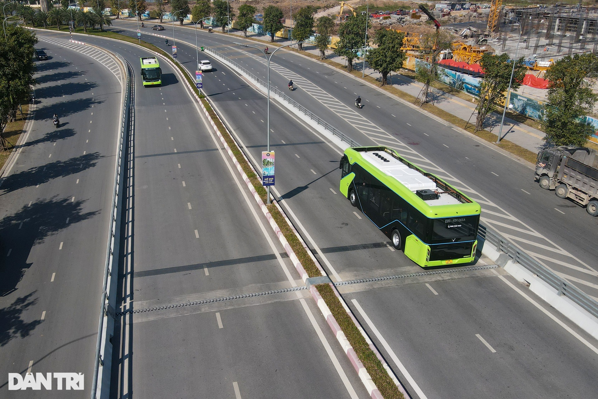 Người dân thủ đô trải nghiệm tuyến xe buýt điện đầu tiên tại Việt Nam - 13 Người dân thủ đô trải nghiệm tuyến xe buýt điện đầu tiên tại Việt Nam - 13