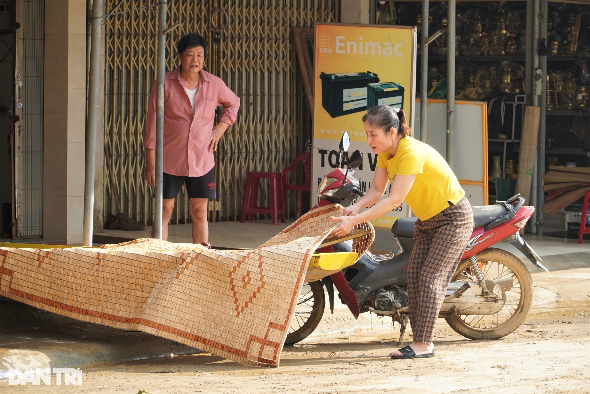 View - Bùn non và rác thải bủa vây, người dân vùng lũ Quảng Bình tất bật dọn dẹp | Báo Dân trí