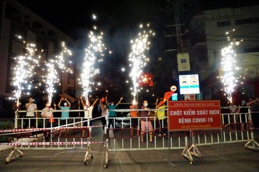 Người dân sống quanh bar New Phương Đông vẫy cờ mừng hết phong  tỏa