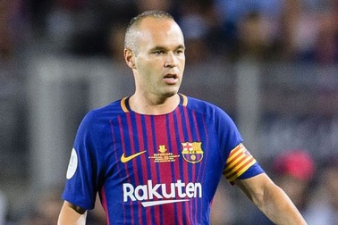 Iniesta bất ngờ “phản lại” tuyên bố của Chủ tịch Barcelona