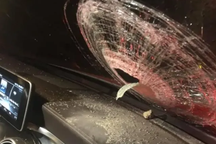 Xe Mercedes bị ném đá vỡ kính trên cao tốc Hà Nội - Thái Nguyên