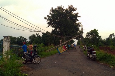 Lốc xoáy, mưa đá gây thiệt hại tiền tỷ
