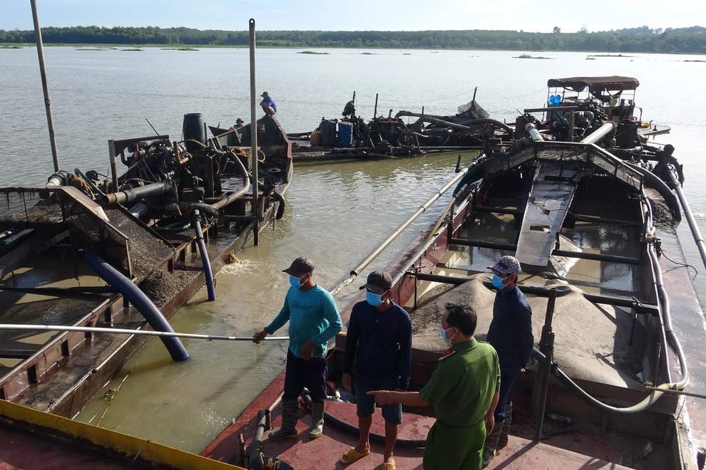 Lợi dụng dịch, 5 tàu sắt ngang nhiên ra hồ Dầu Tiếng hút cát lậu - 2 Lợi dụng dịch, 5 tàu sắt ngang nhiên ra hồ Dầu Tiếng hút cát lậu - 2