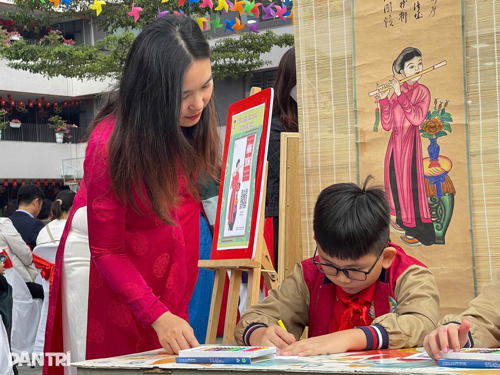 Bộ Giáo dục nêu lý do lương hầu hết giáo viên đang thấp hơn các ngành khác - 1 Bộ Giáo dục nêu lý do lương hầu hết giáo viên đang thấp hơn các ngành khác - 1