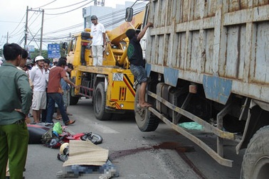 Xe tải lao vào đám đông xe máy, 5 người thương vong