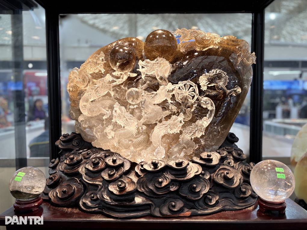 Khối đá quý tạo nên bức điêu khắc 10 tỷ đồng gây sốt ở Hà Nội - 2 Khối đá quý tạo nên bức điêu khắc 10 tỷ đồng gây sốt ở Hà Nội - 2