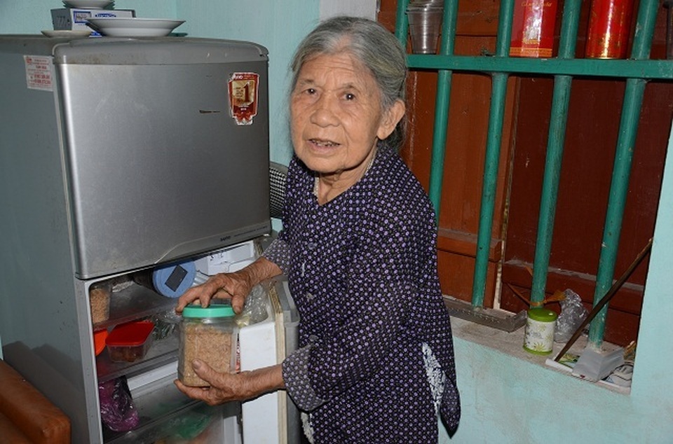 Cụ bà tuổi 90 tuổi thèm bữa cơm có thịt bật khóc khi được tặng tủ lạnh chứa đầy thức ăn - 4 Cụ bà tuổi 90 tuổi thèm bữa cơm có thịt bật khóc khi được tặng tủ lạnh chứa đầy thức ăn - 4