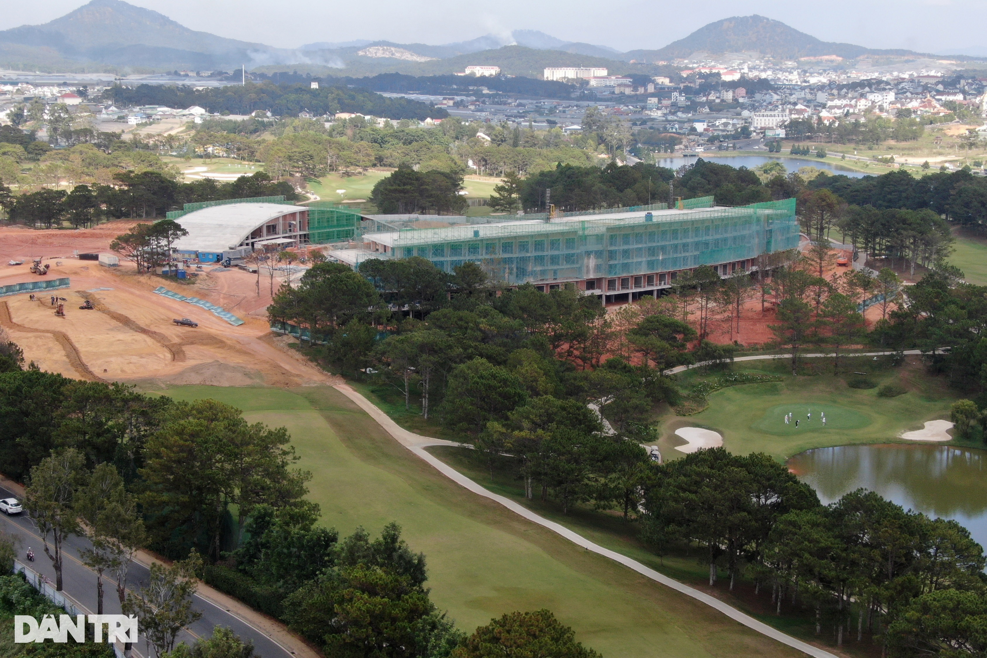 Đà Lạt đốc thúc tháo dỡ công trình trái phép trong sân golf Đồi Cù - 1 Đà Lạt đốc thúc tháo dỡ công trình trái phép trong sân golf Đồi Cù - 1